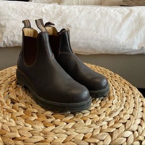 Mens size 9 brown blundstones.